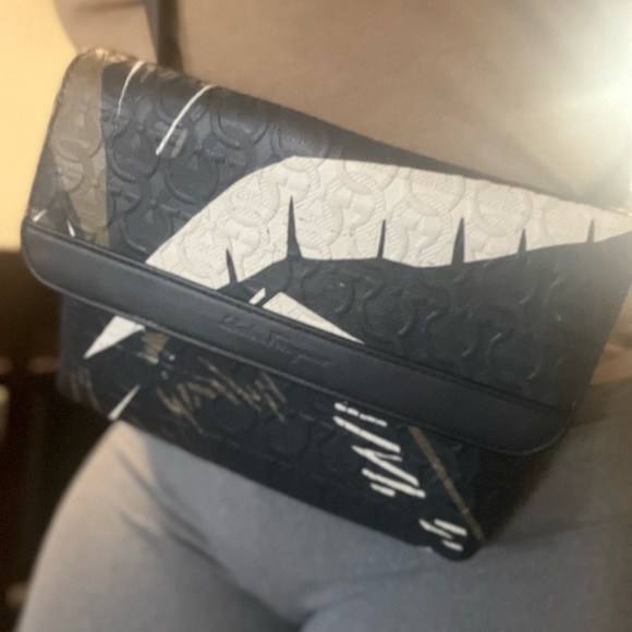 Salvatore Ferragamo men’s Crossbody. - Picture 5 of 5